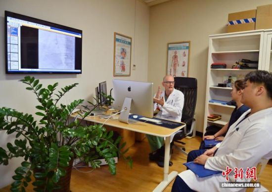 10��17���������L(zh��ng)����������(��һ)�������t(y��)���������g(sh��)��(j��ng)�(y��n)������ �z